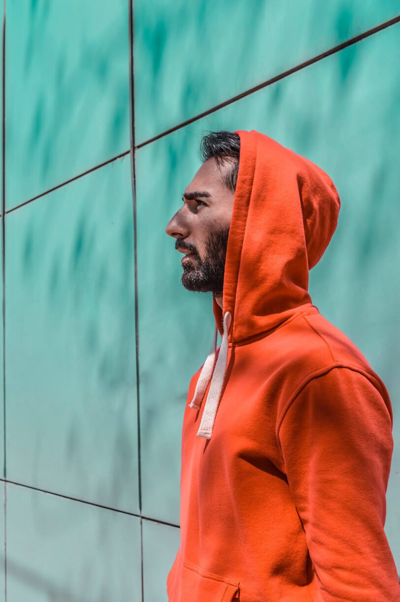 Red hoodie - Imagen 2